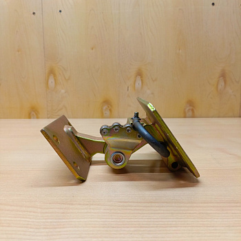 Петля левой двери верхней SITRAK (810W62690-6051)